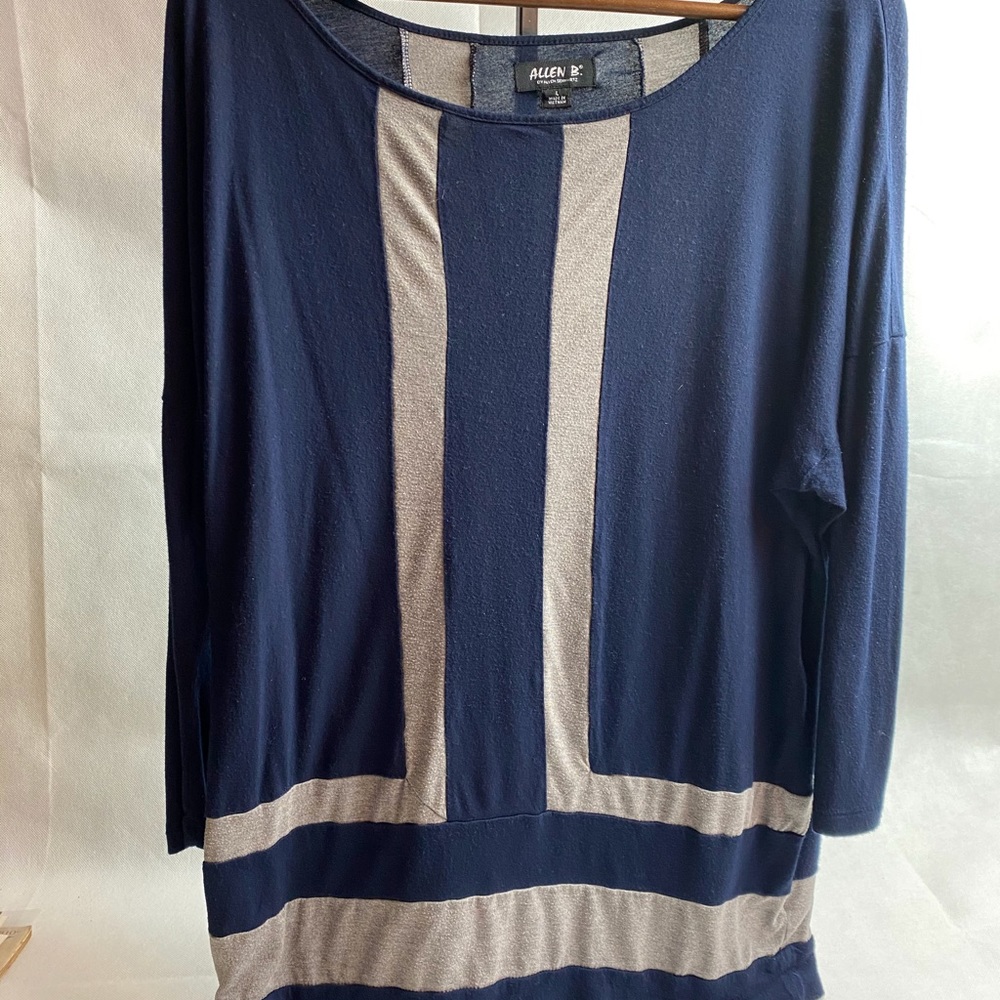 🦋Women’s Size L Navy and Gray Top🦋